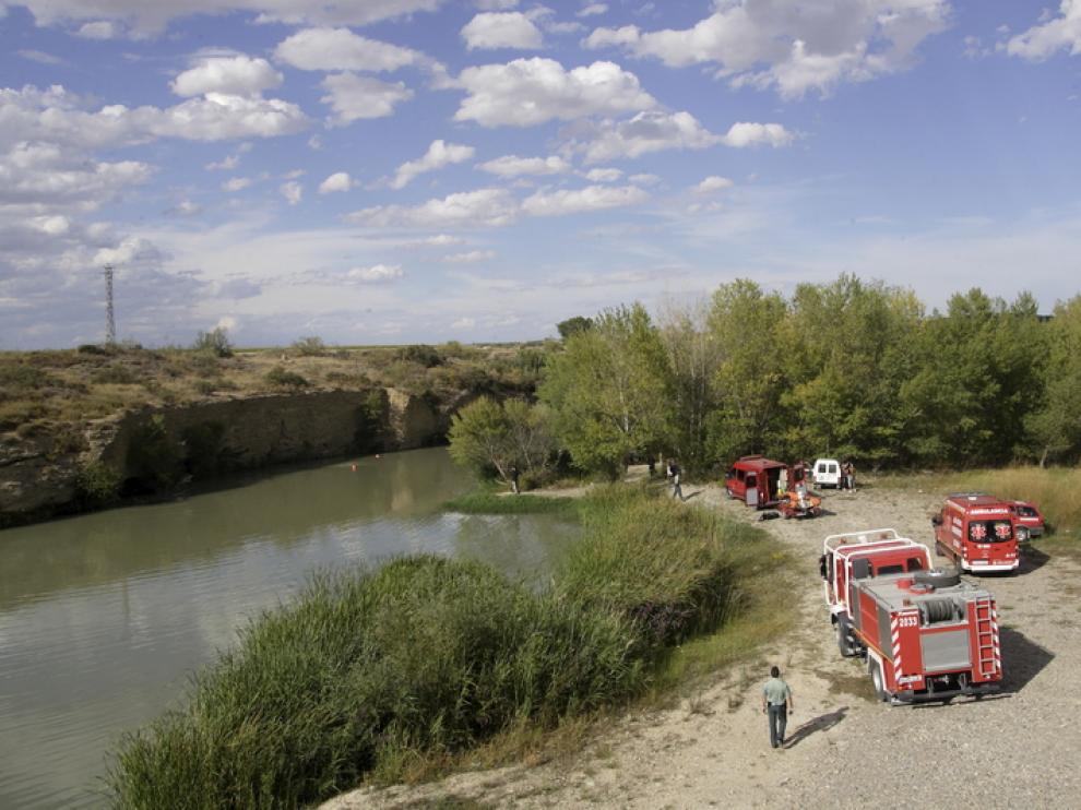 Los bomberos rastrean el lugar donde se ahogó el jóven
