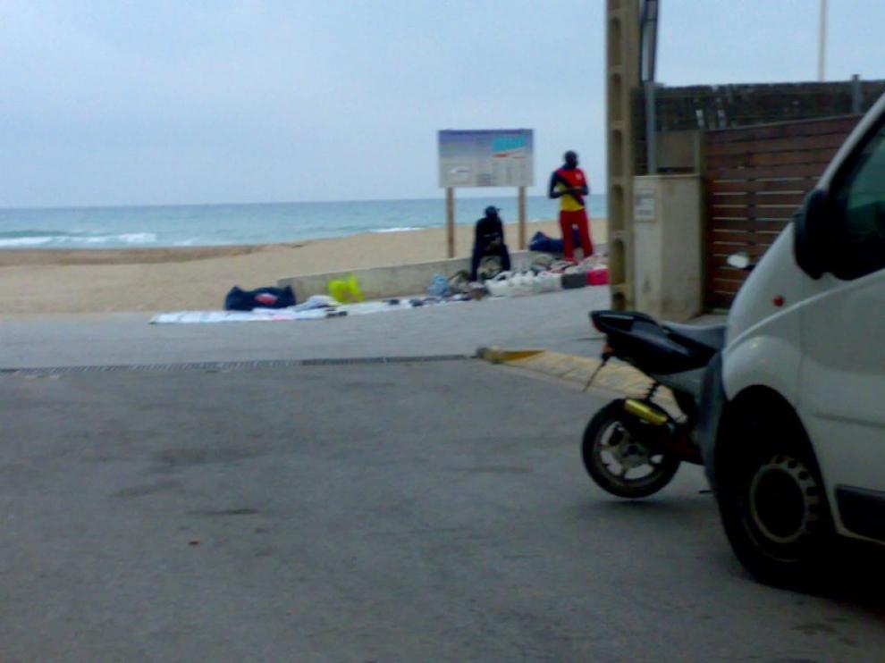La Costa Dorada inicia la campaña «tiremos de la manta» para frenar la venta ilegal