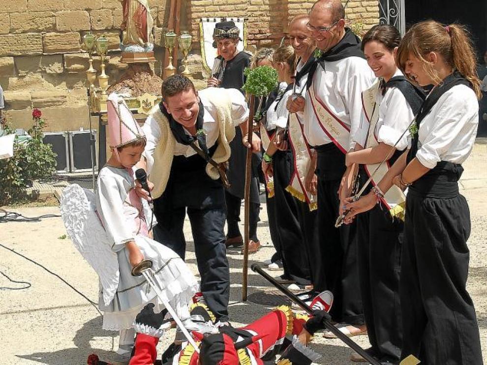 El ángel da muerte al diablo en la representación de la lucha entre turcos y cristianos, en las fiestas de Pallaruelo de Monegros.