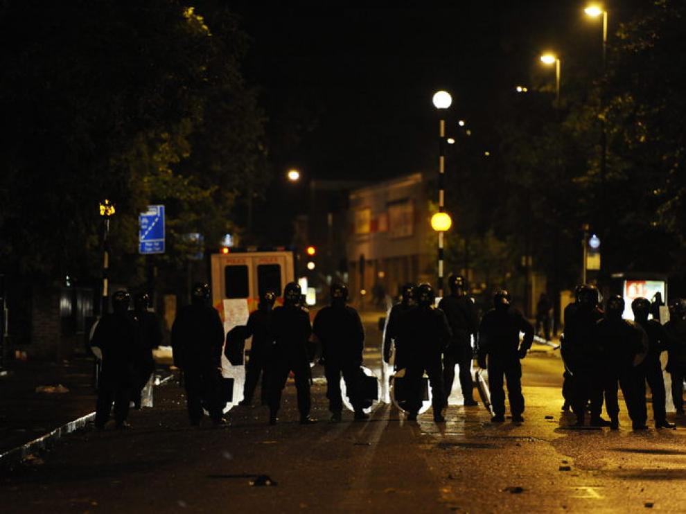 Policías hacen guardia para evitar saqueos