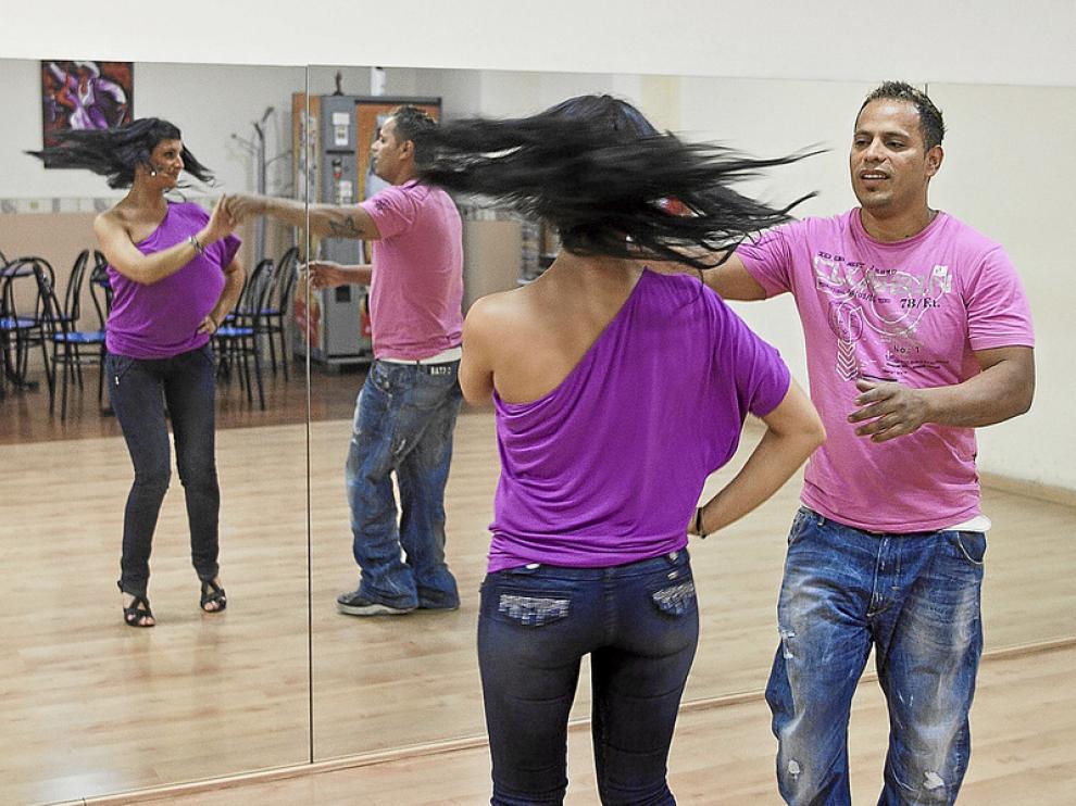 Pilar Campos y Albeiro Marín, profesores de la Asociación Aragonesa de Bailes de Salón