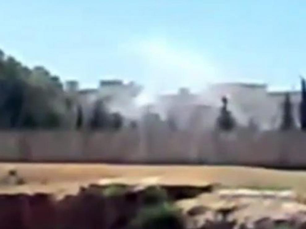 Captura de la televisión Al Arabiya que muestra un bombardeo en una ciudad siria desconocida