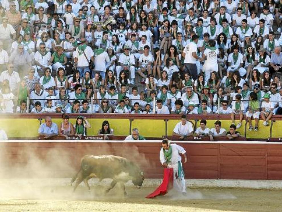 Javier Rico cuajó una extraordinaria actuación en la becerrada de las peñas.
