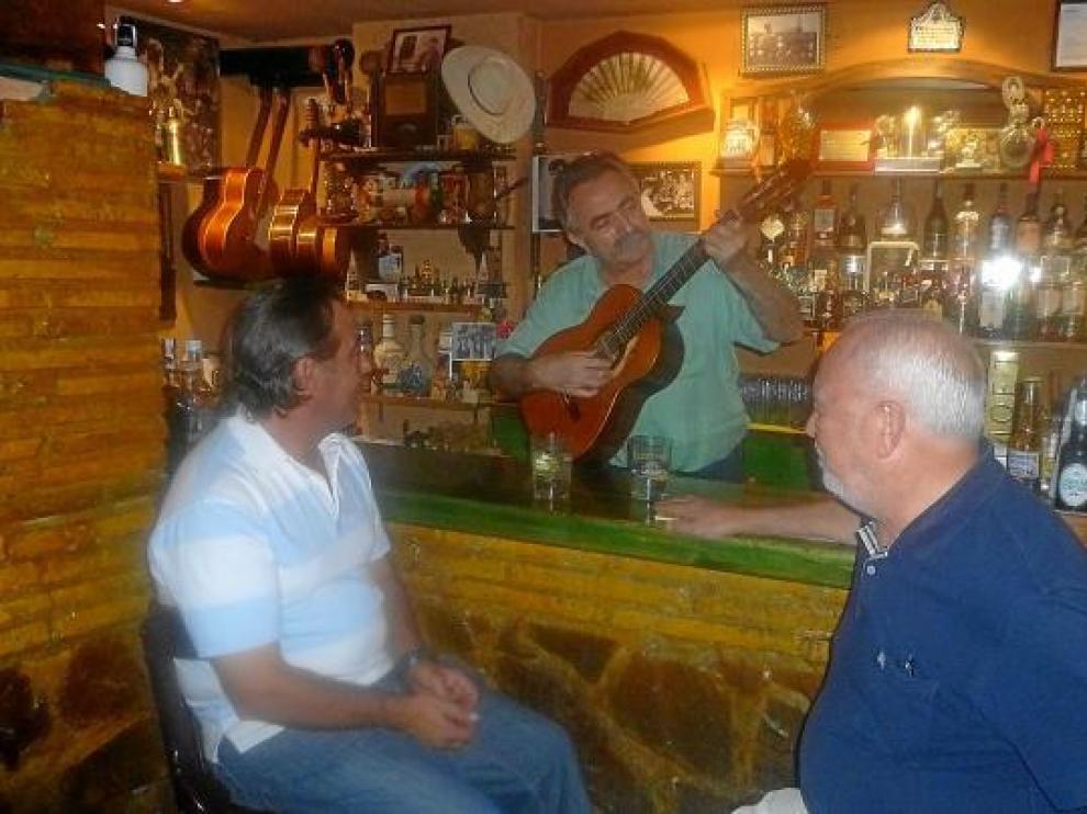 Cantar y no dar el cante
