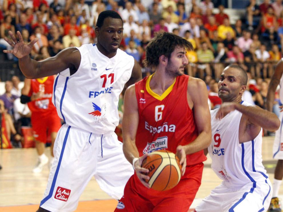 Ricky Rubio ante Tony Parker