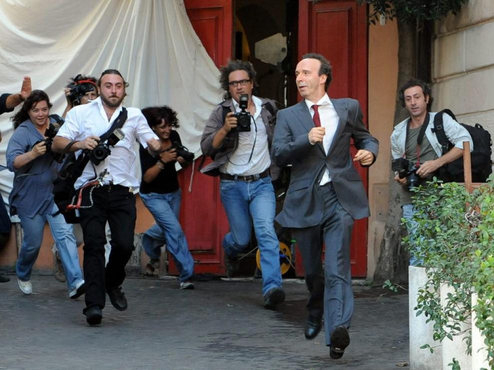 Roberto Begnini durante el rodaje, perseguido por numerosos paparazzi