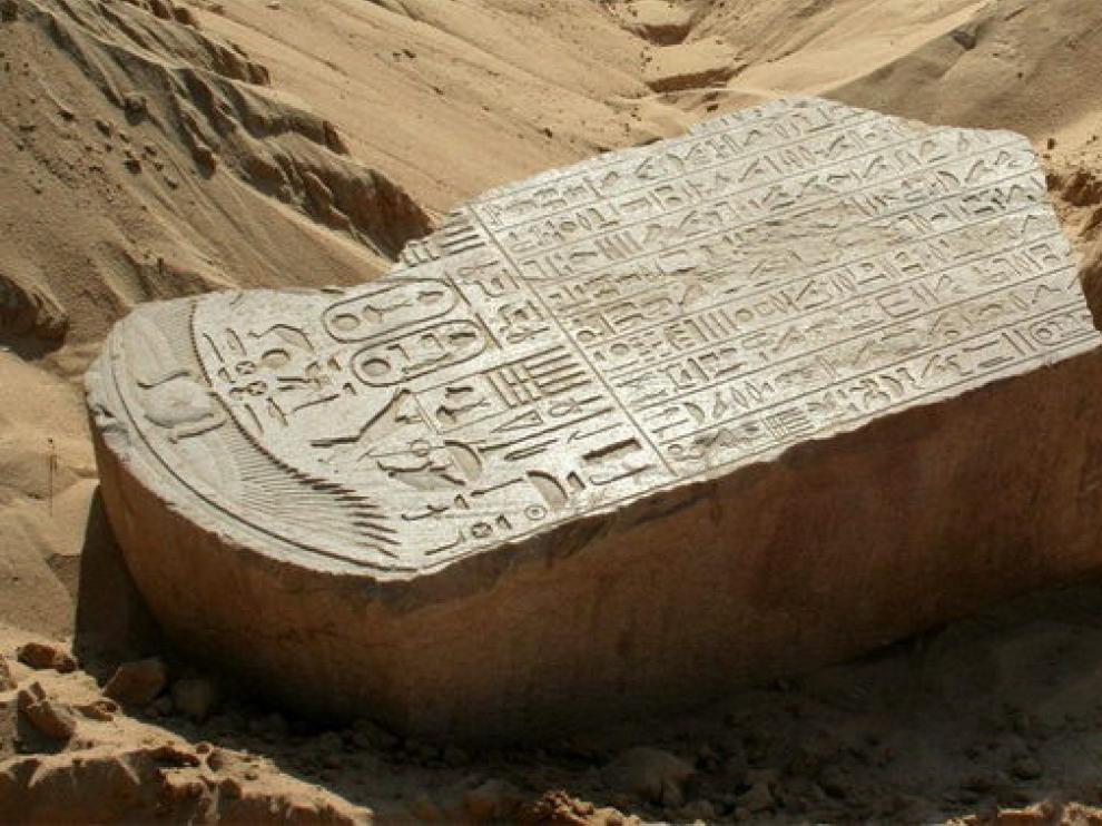 Estela de arenisca roja encontrada cerca de El Cairo