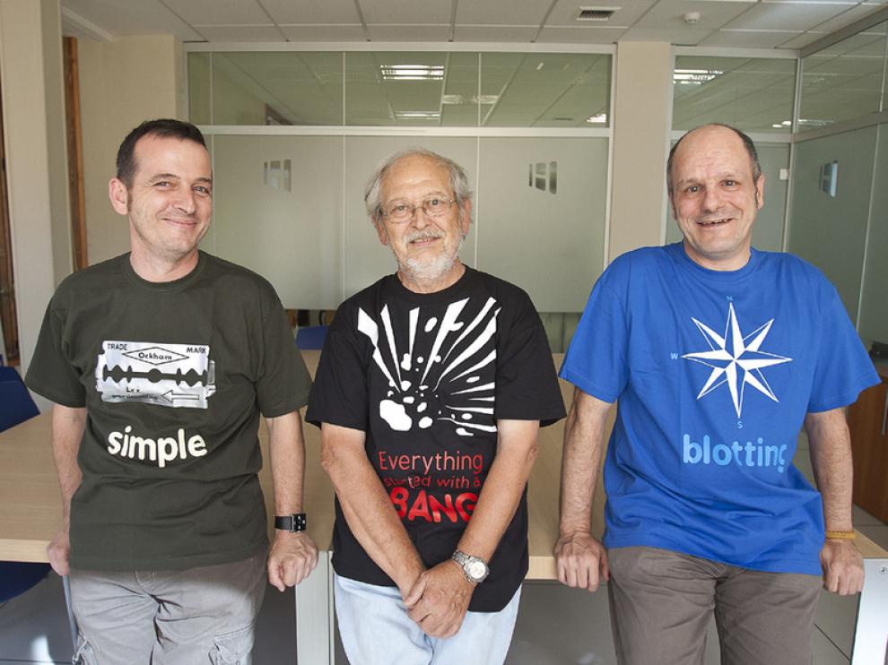 Héctor, Carlos y José María ( de izquierda a derecha) acudieron a recoger sus camisetas a Heraldo