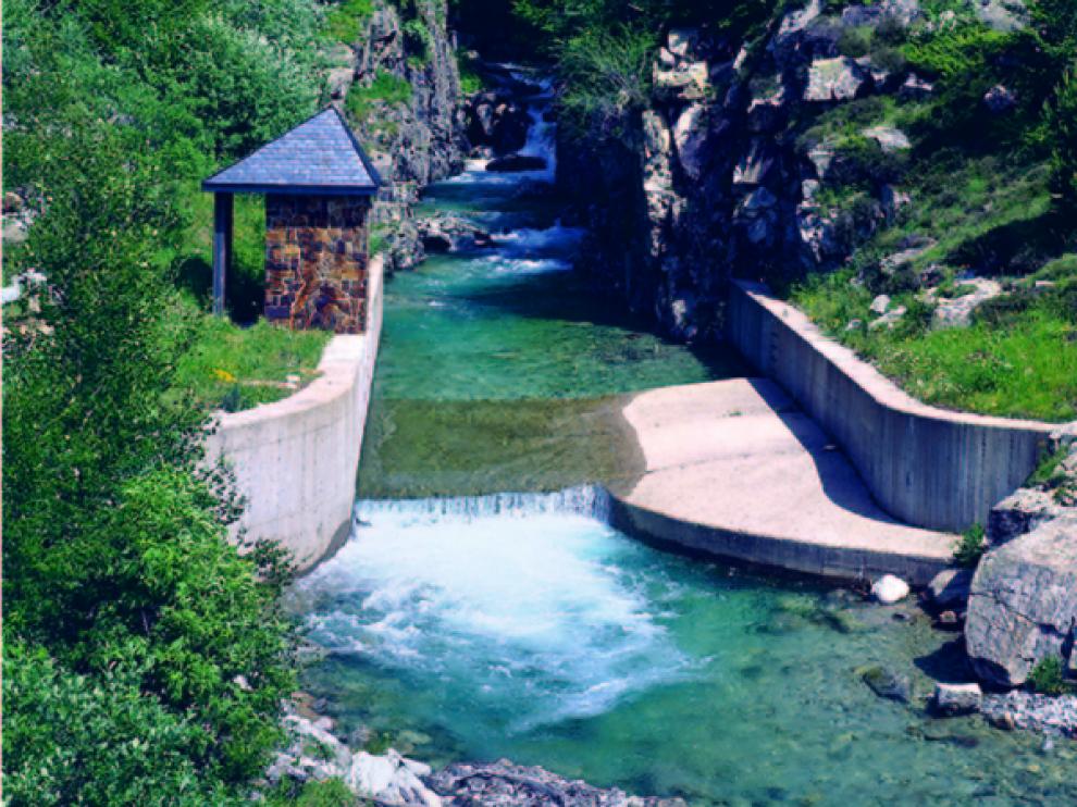 Estación de aforo del Salenques vista desde su puente homónimo. prames