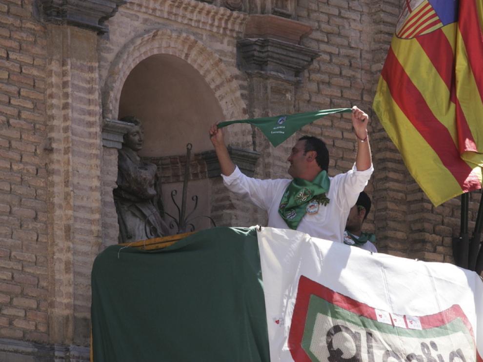 Ramón Losfablos, de la peña Laurentina coloca la pañoleta al busto de San Lorenzo