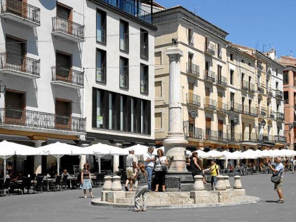 Un grupo de turistas se hace fotos en el centro de Teruel.