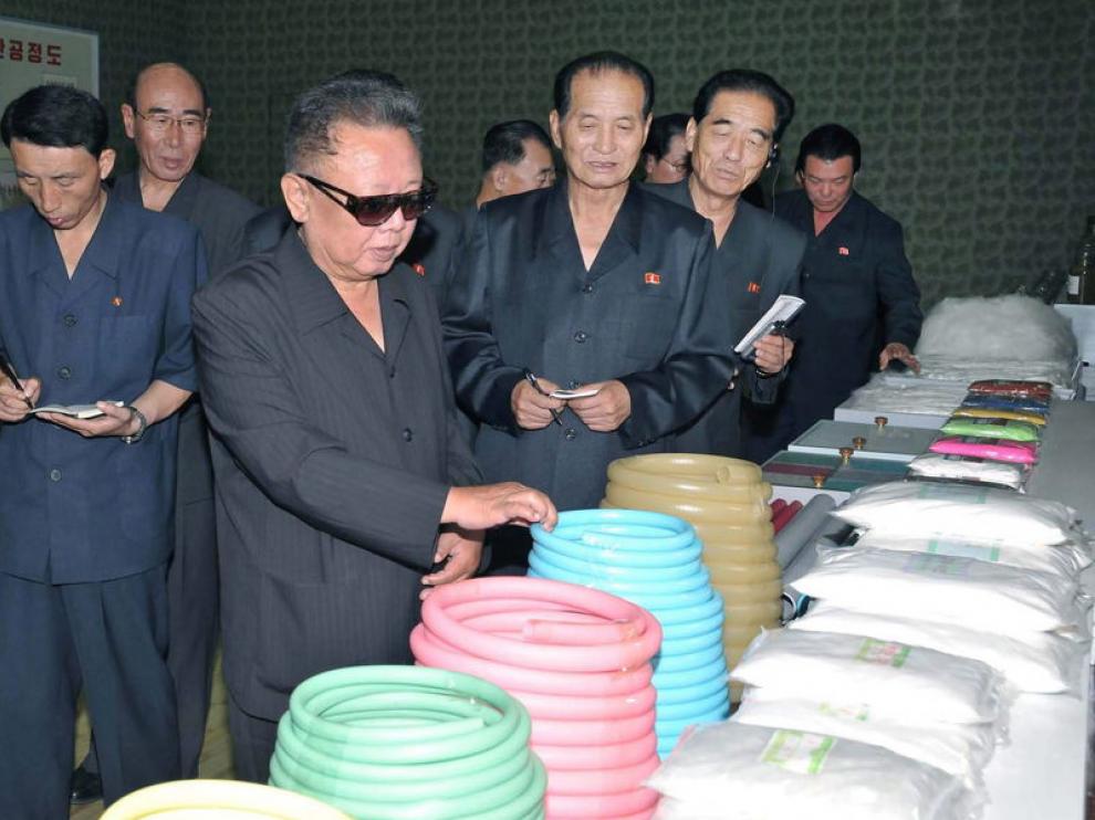 El líder norcoreano Kim Jong-il en una imagen difundida este miércoles