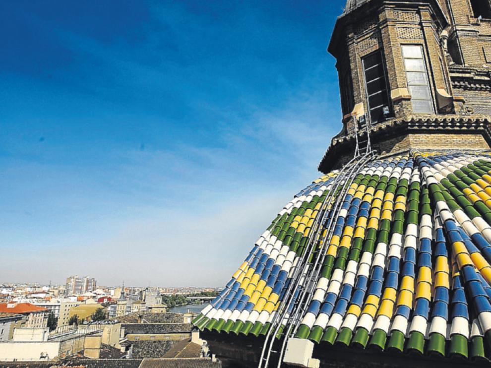 Las nuevas tejas, cuyo color va a permanecer sin cambios de tono durante décadas, uno de los aspectos más destacados del tejado de la basílica