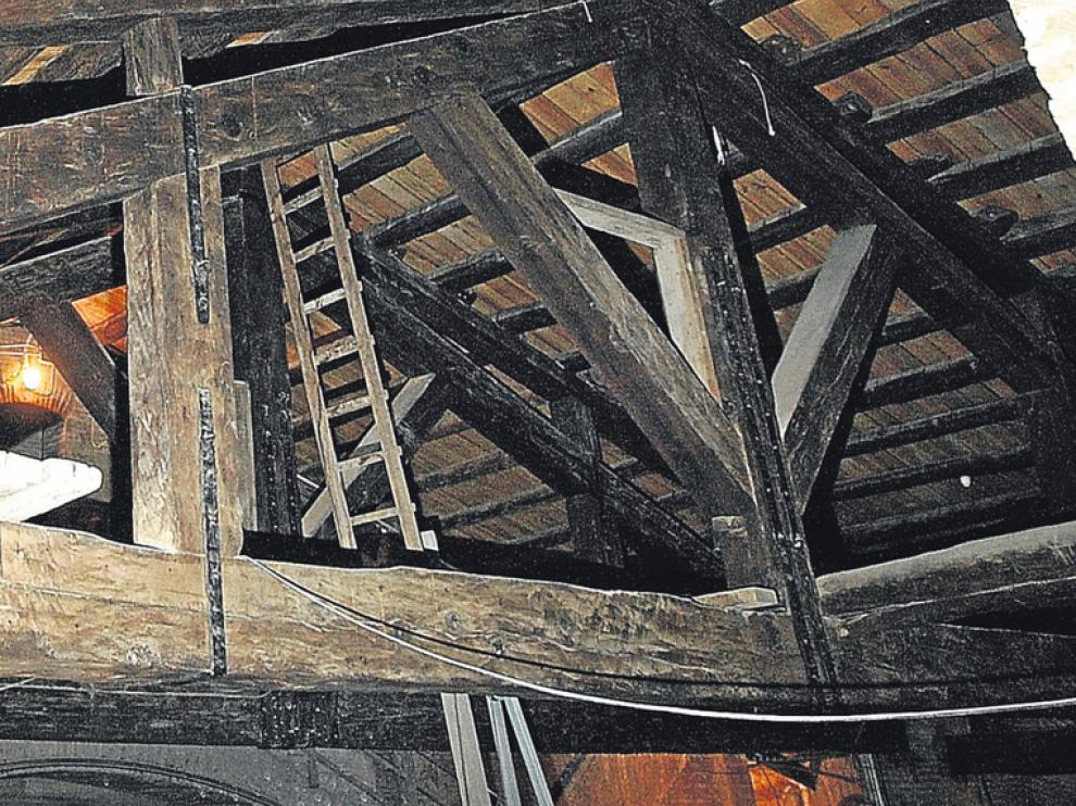 Detalle de una de las grandes armaduras de madera de abeto en el espacio entre la cúpula central y la de la Virgen. Arriba, vista de la bóveda que cubre ambas cúpulas