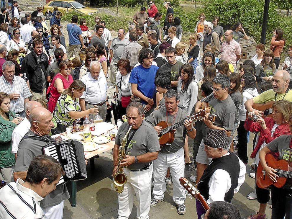 La ronda de la bandeja es uno de los actos más característicos y tradicionales de las fiestas de Labuerda