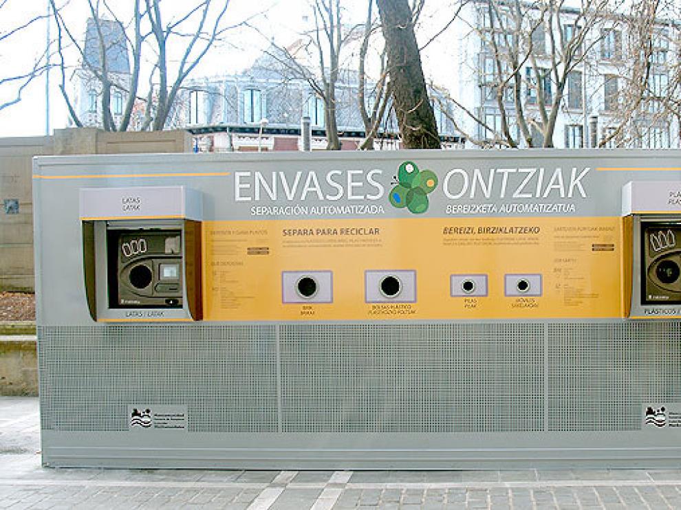 Una de las máquinas de devolución de residuos instaladas en Pamplona