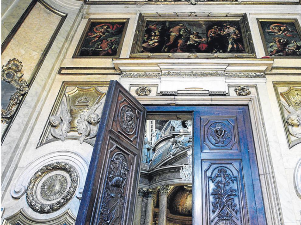 Las puertas, talladas en nogal, uno de los elementos más significativos de la sacristía de la Virgen