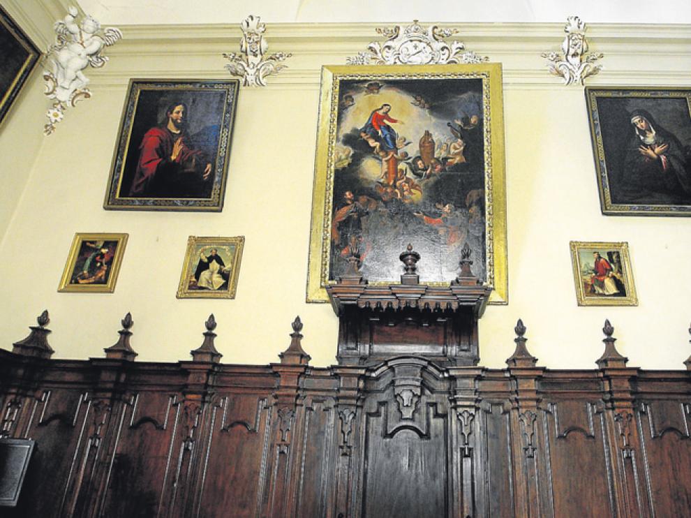 Un cuadro que representa la Venida de la Virgen preside la sala. Junto a ella, una Dolorosa y el Señor bendiciendo