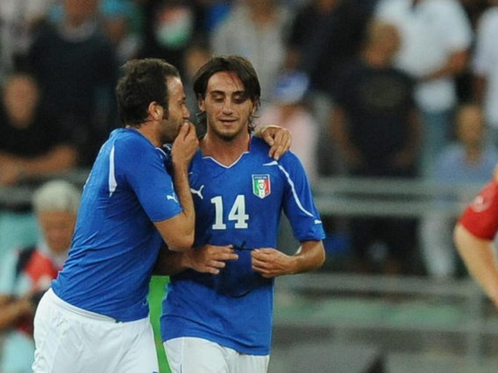 Dos jugadores italianos conversan en un momento del partido