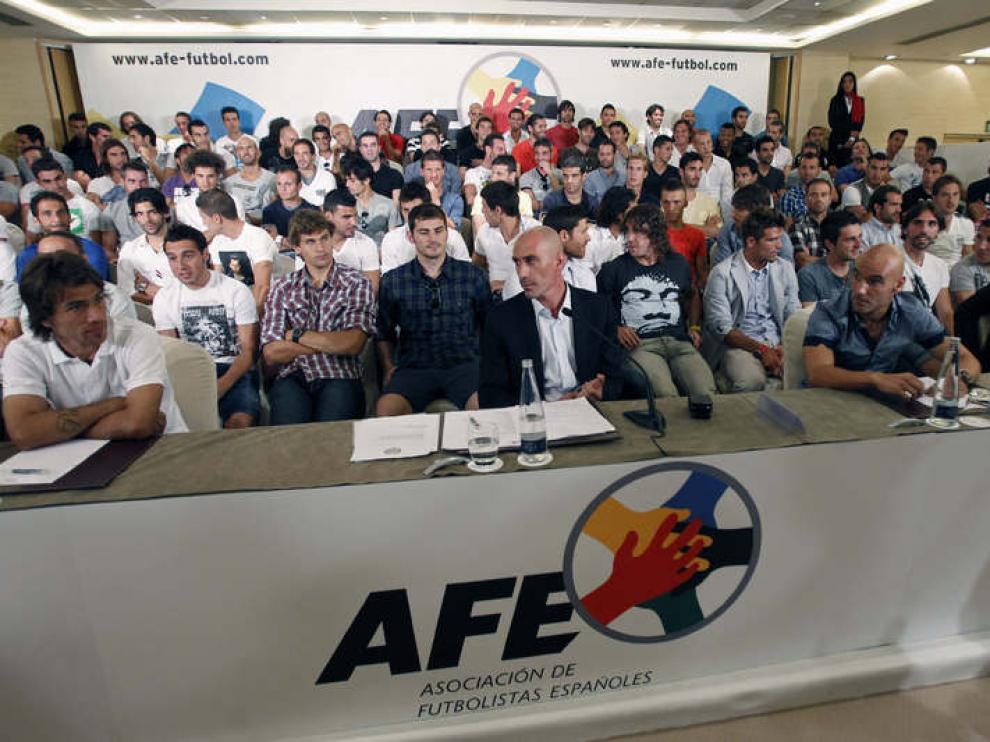 El presidente de la AFE, Luis Rubiales (c), en presencia de más de un centenar de jugadores