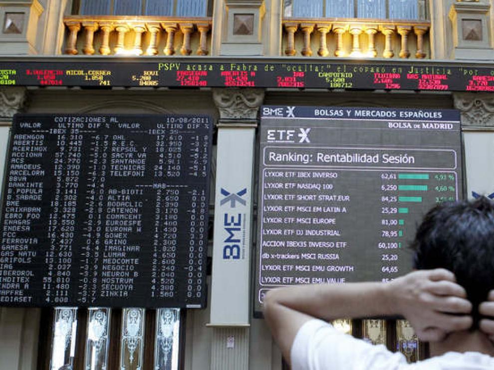 Un agente bursátil observa la evolución de las cotizaciones de la Bolsa de Madrid.