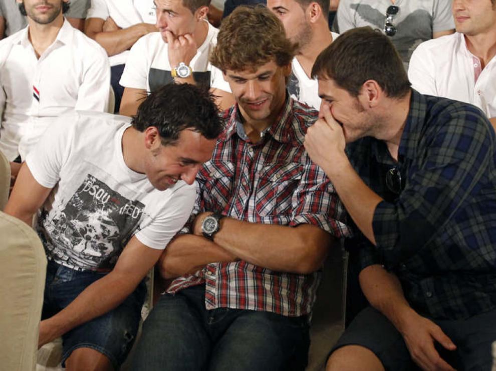 Iker Casillas habla con Santi Cazorla y Fernando Llorente durante la rueda de prensa de la AFE