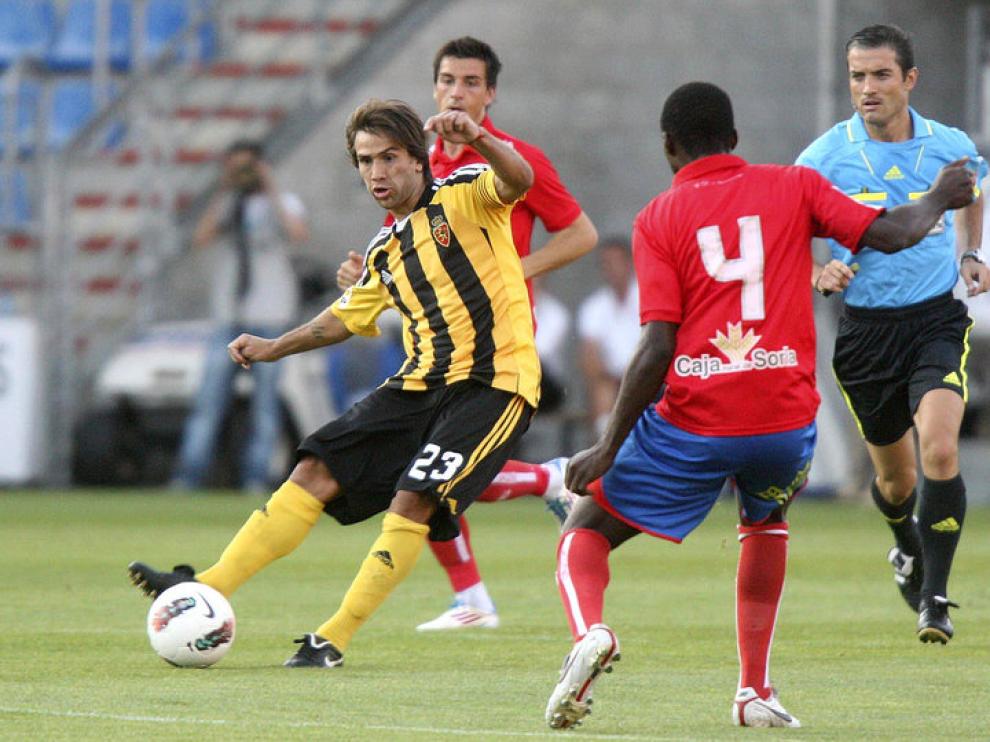 Leo Ponzio conduce el balón durante el encuentro