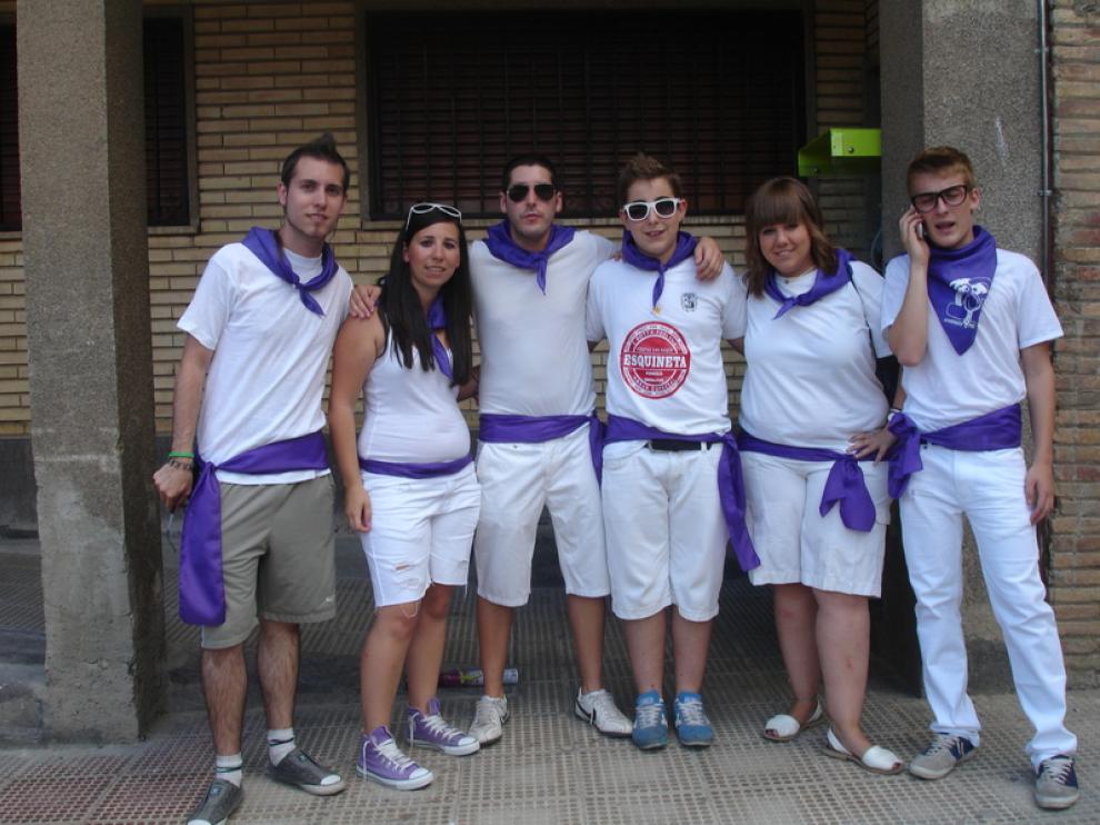 Un grupo de peñistas, con sus pañoletas y fajines morados.