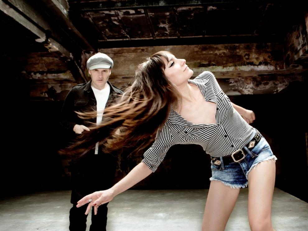 Juan Aguirre y Eva Amaral, en la primera imagen promocional que utilizan para su nuevo disco, 'Hacia lo salvaje'.