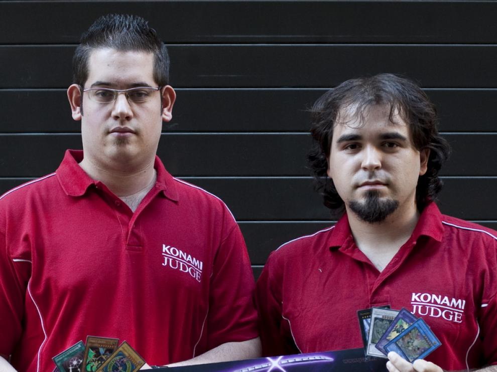 Ismael (izda.) y David, enseñan sus cartas.