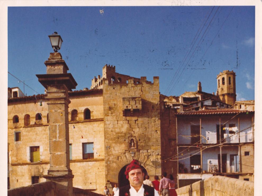 Ramón Puyo, en el Puente de Piedra de Valderrobres.