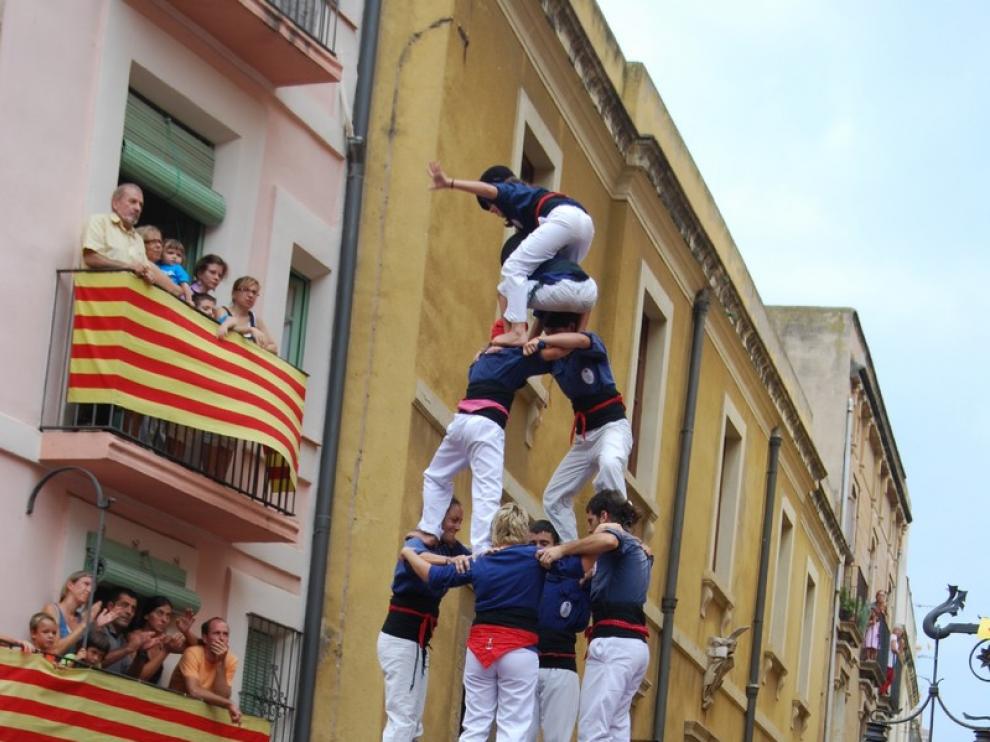 Las collas castelleras llegan caminando hasta el ayuntamiento de Tarragona