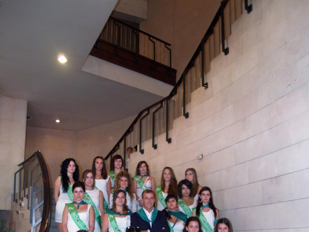 El presidente de la DPH, Antonio Cosculluela, con las mairalesas