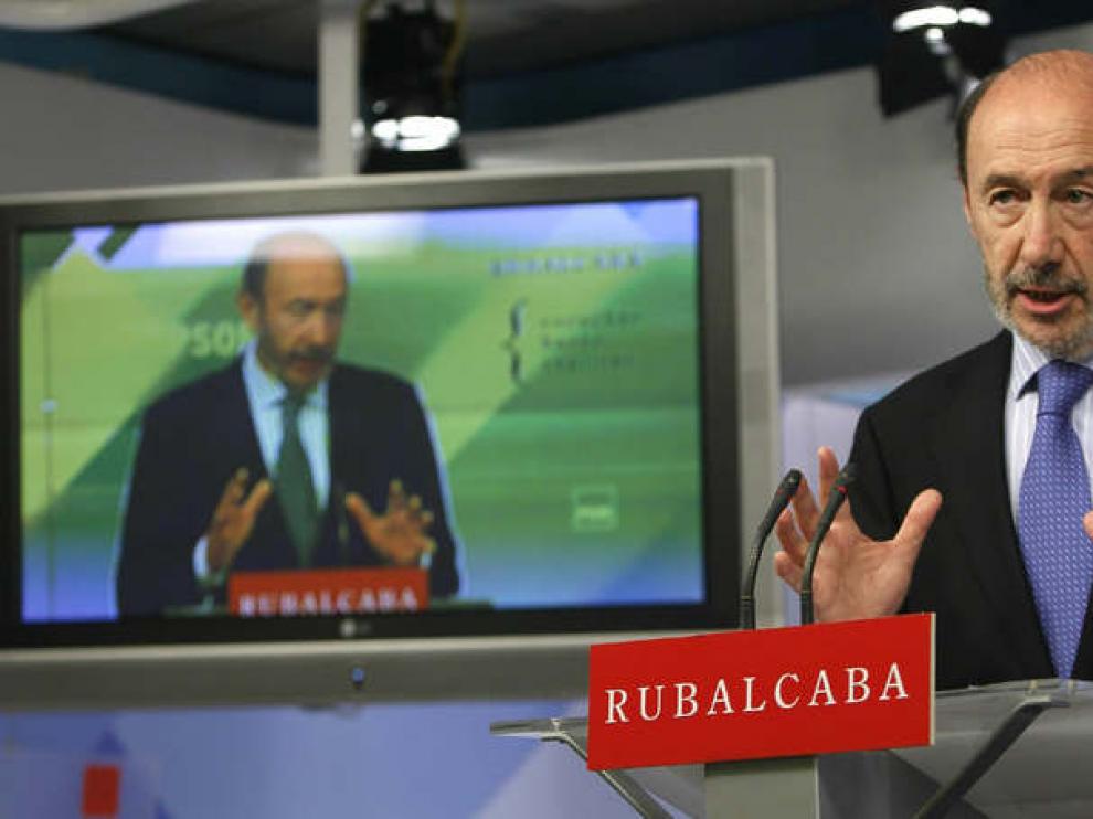 Rubalcaba durante una rueda de prensa en la sede de su partido