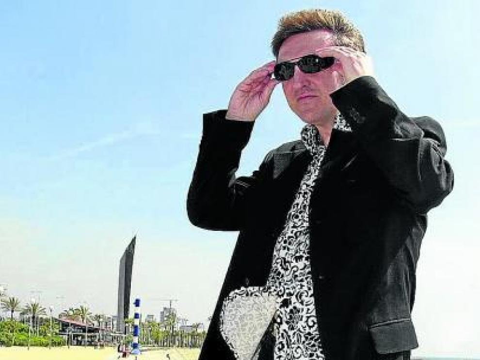 Ramoncín, en una playa de Barcelona.