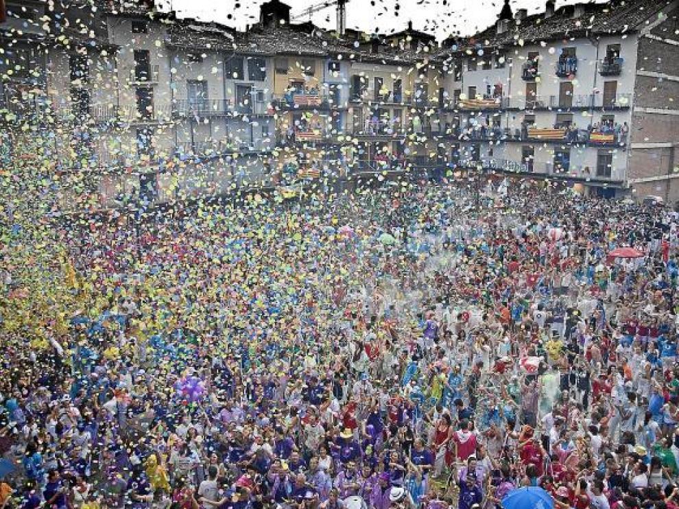 Las peñas bilbilitanas recibieron en la plaza el chupinazo.