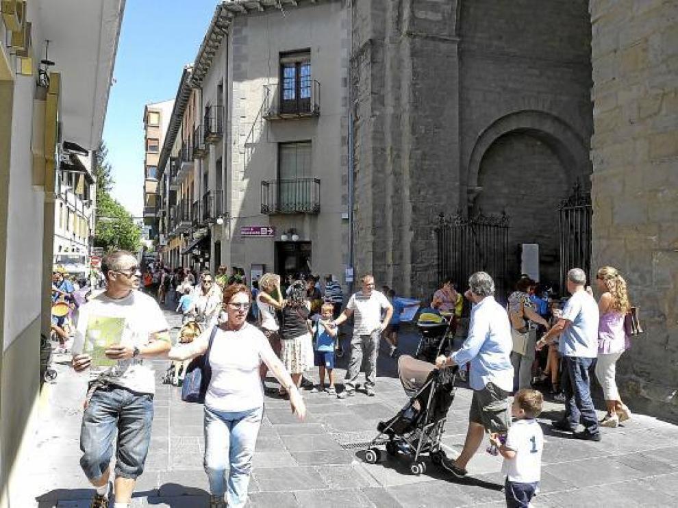 Puerta de la catedral de Jaca.