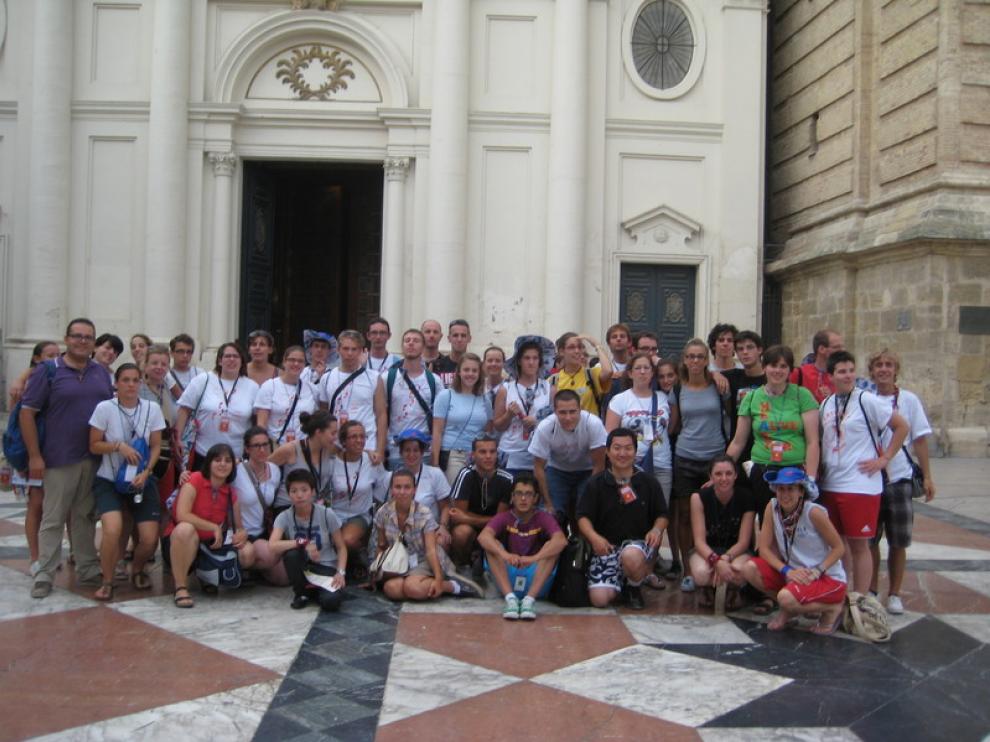 Un grupo de italianos, tras visitar La Seo