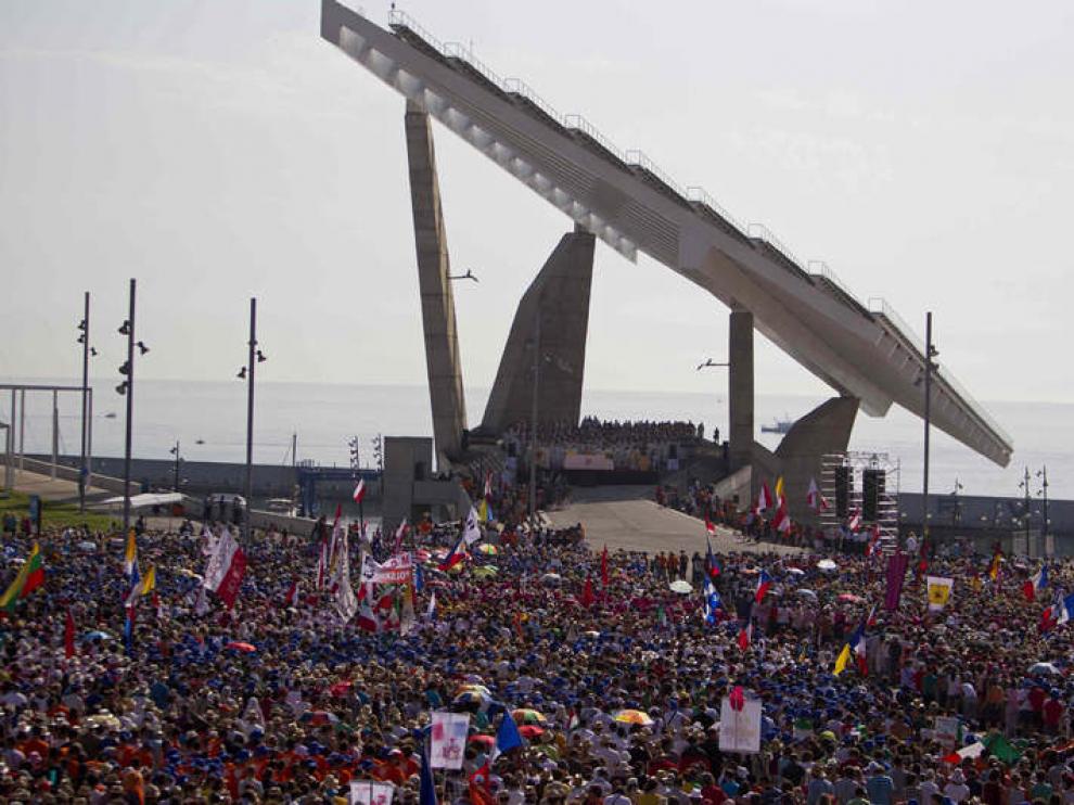 Miles de jóvenes católicos se concentran en una misa multitudinaria