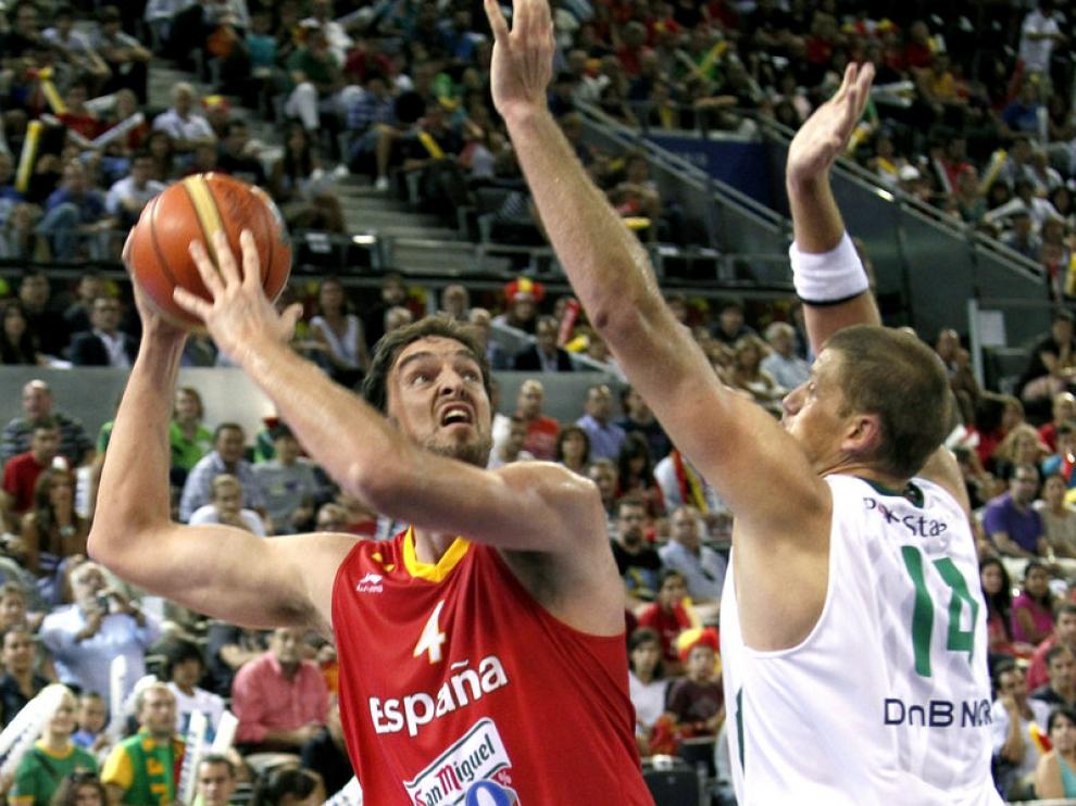 Gasol trata de anotar