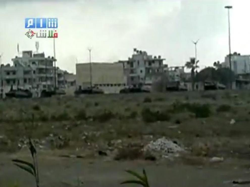Una fila de vehículos militares en las fueras de Lakatia, Siria