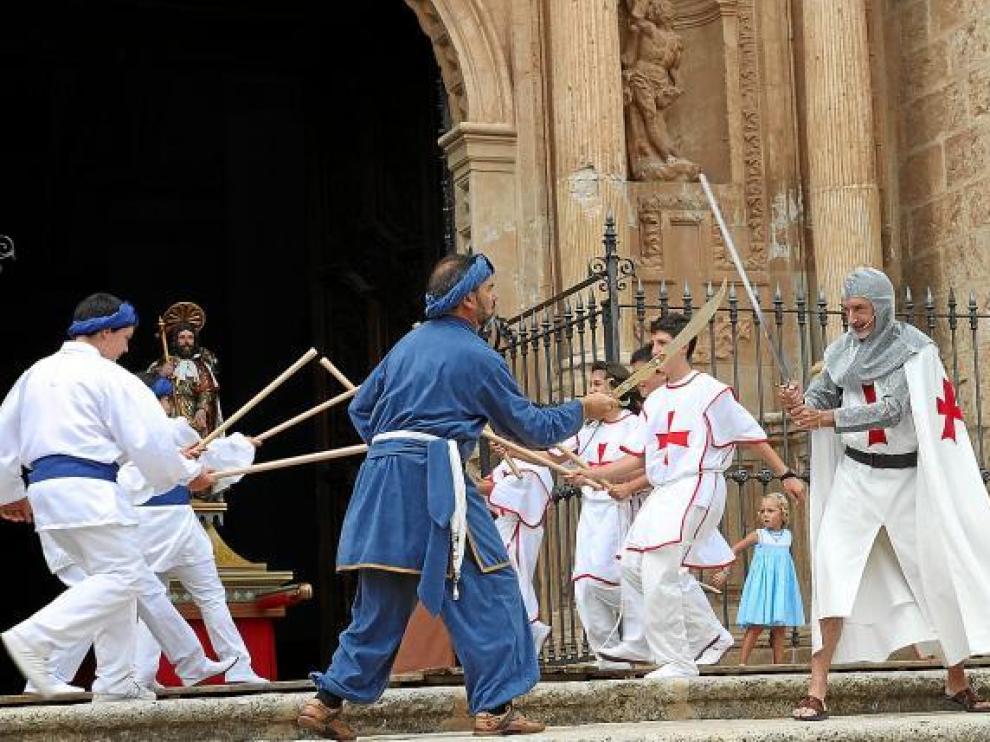 El dance representa la lucha entre moros y cristianos.