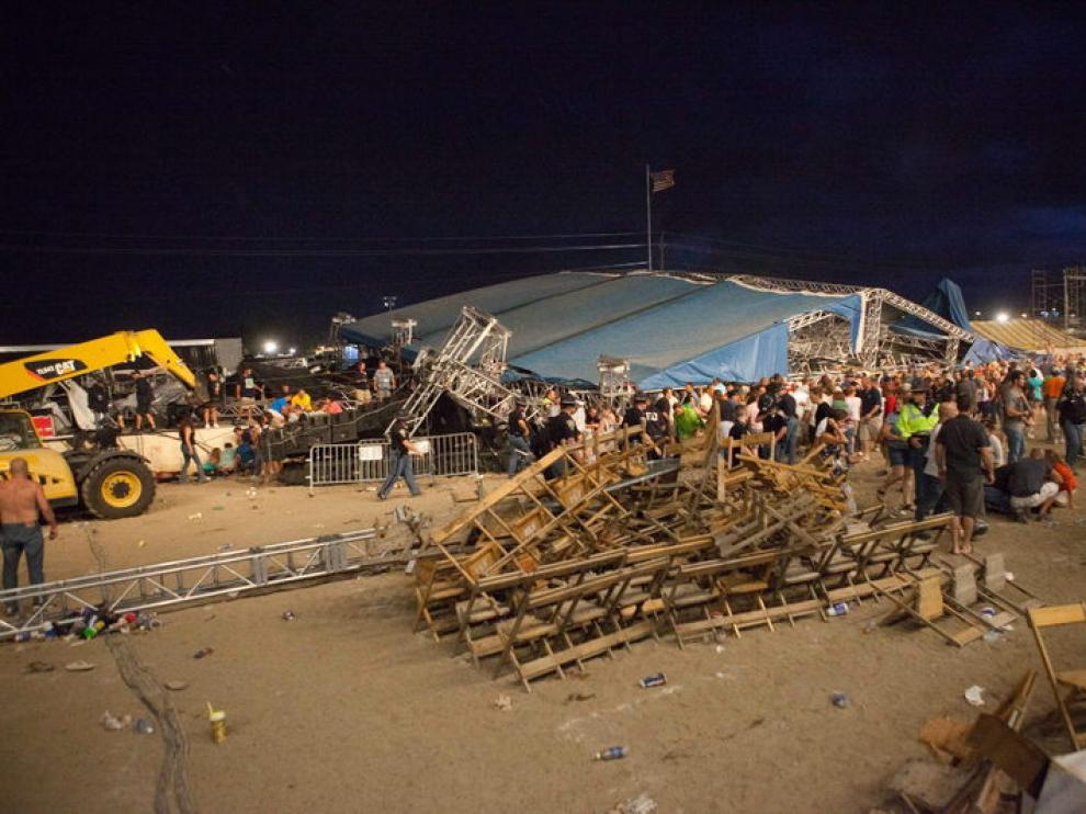 Imagen de la confusión que se produjo tras la caída del escenario