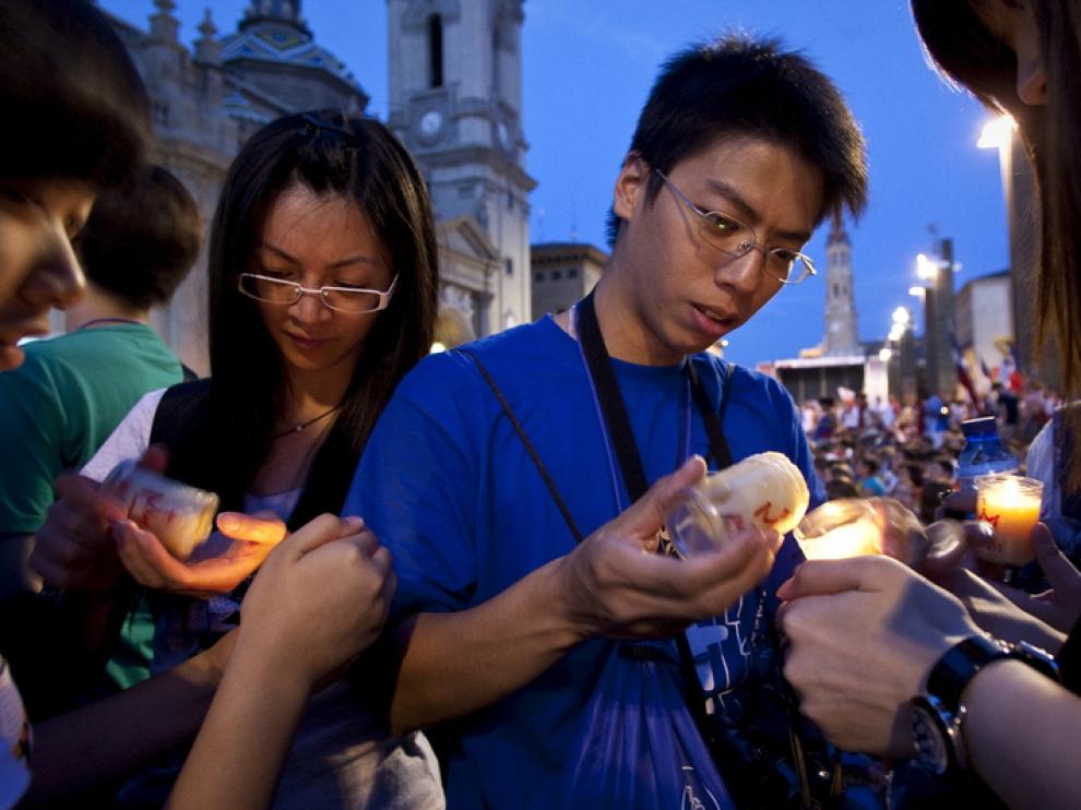 Pregrinos participantes en la JMJ, en la plaza del Pilar, durante el rosario del sábado