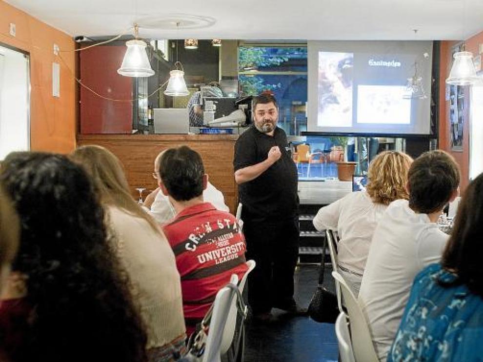 Carlos explica las correrías de los dioses griegos.