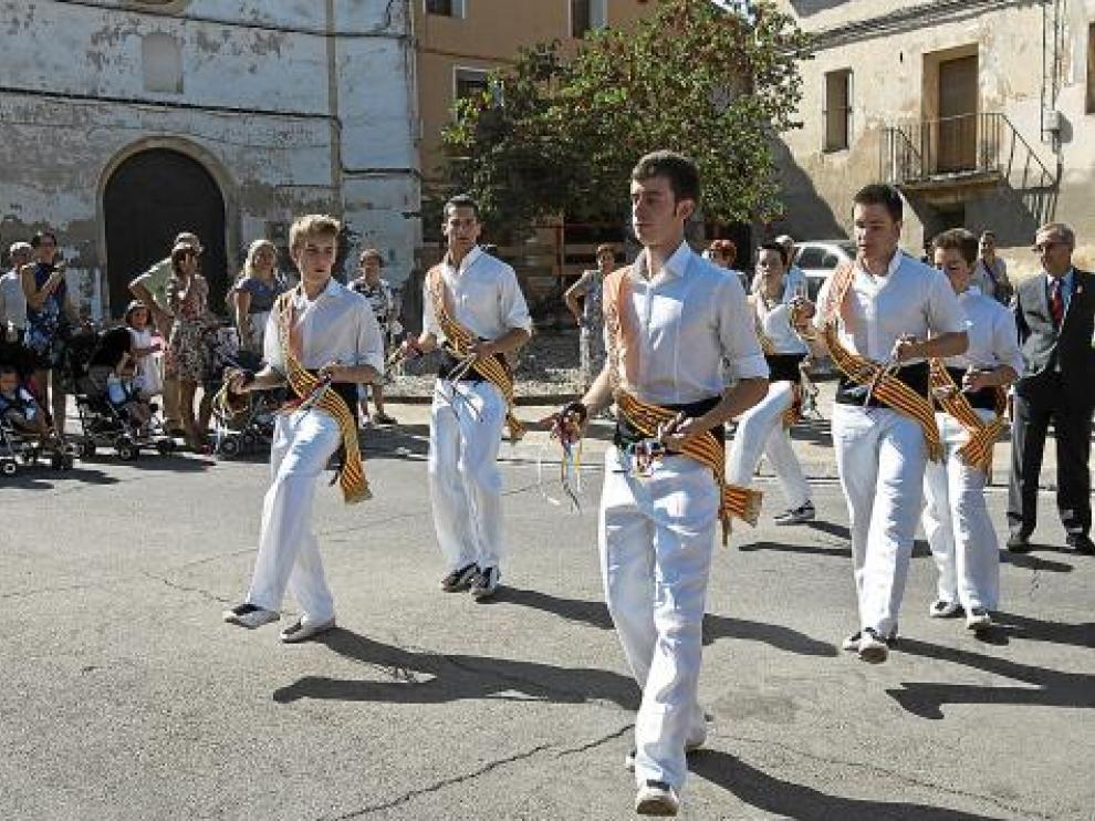 Los quintos, con castañuelas.