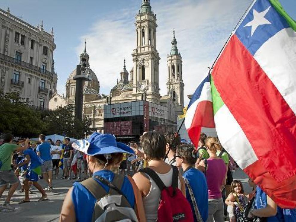 Peregrinos en la plaza del Pilar de Zaragoza, días antes de acudir a Madrid para las JMJ.