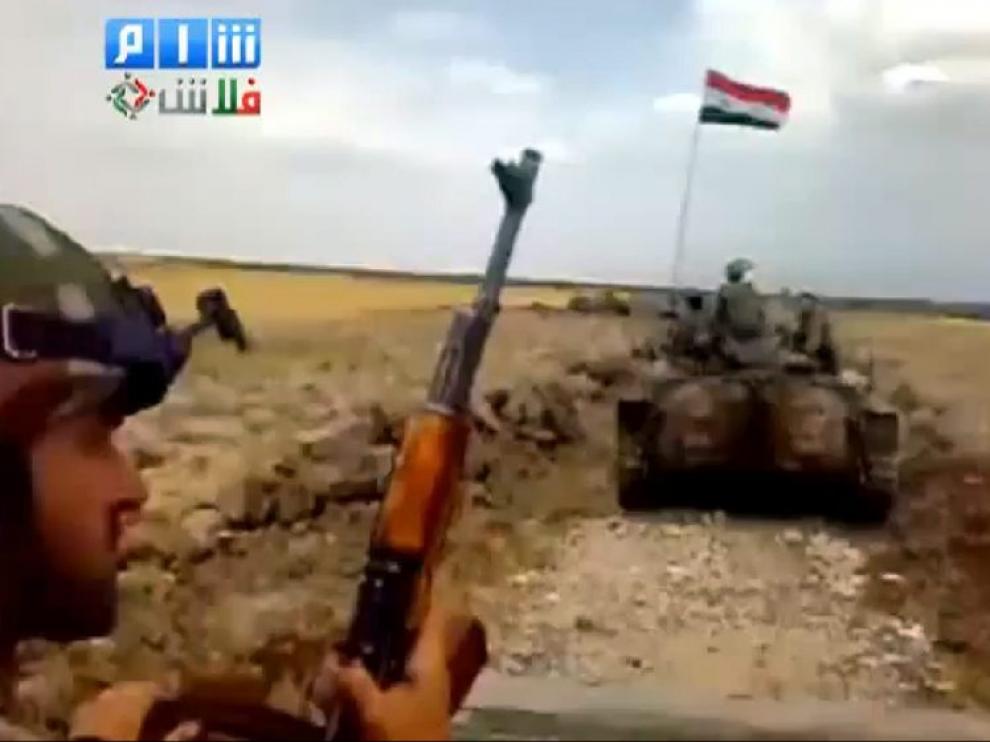 Imagen captada de un convoy militar dirigiéndose a Harak (Siria)
