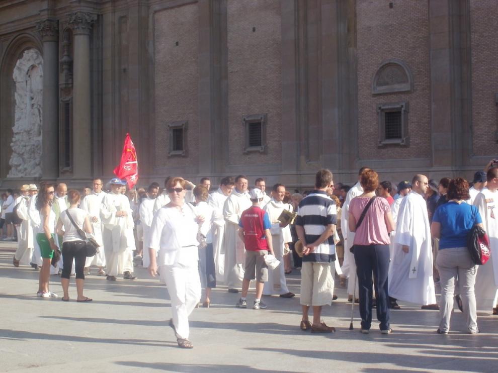 Desfile de religiosos y monaguillos hasta el escenario
