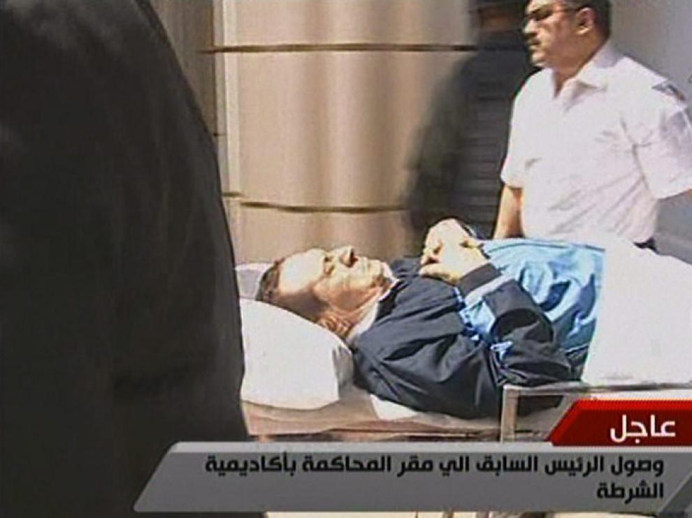 Imagen del expresidente Mubarak llegando a una sesión del juicio